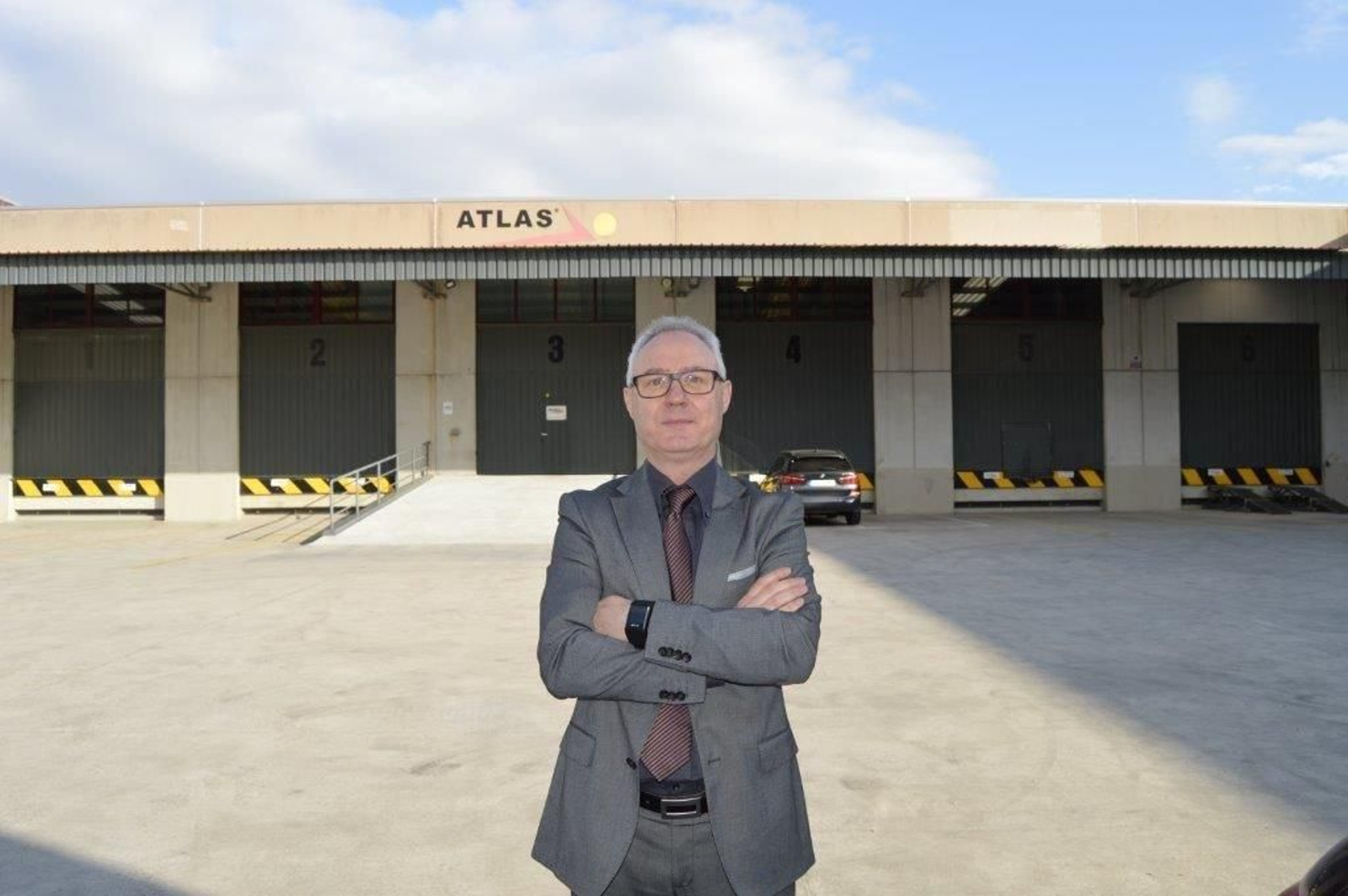 El gerente de Atlas, Jaime González Danoz, ante la nave: del 1 al 4 en Vigo y del 5 al 8 está en Mos.