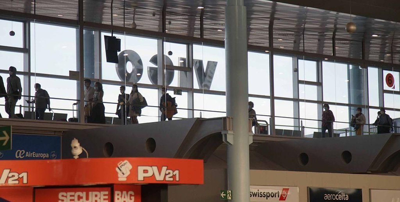 Pasajeros del vuelo que opera Iberia en la ruta con Barajas, tras aterrizar en el aeropuerto de Vigo.