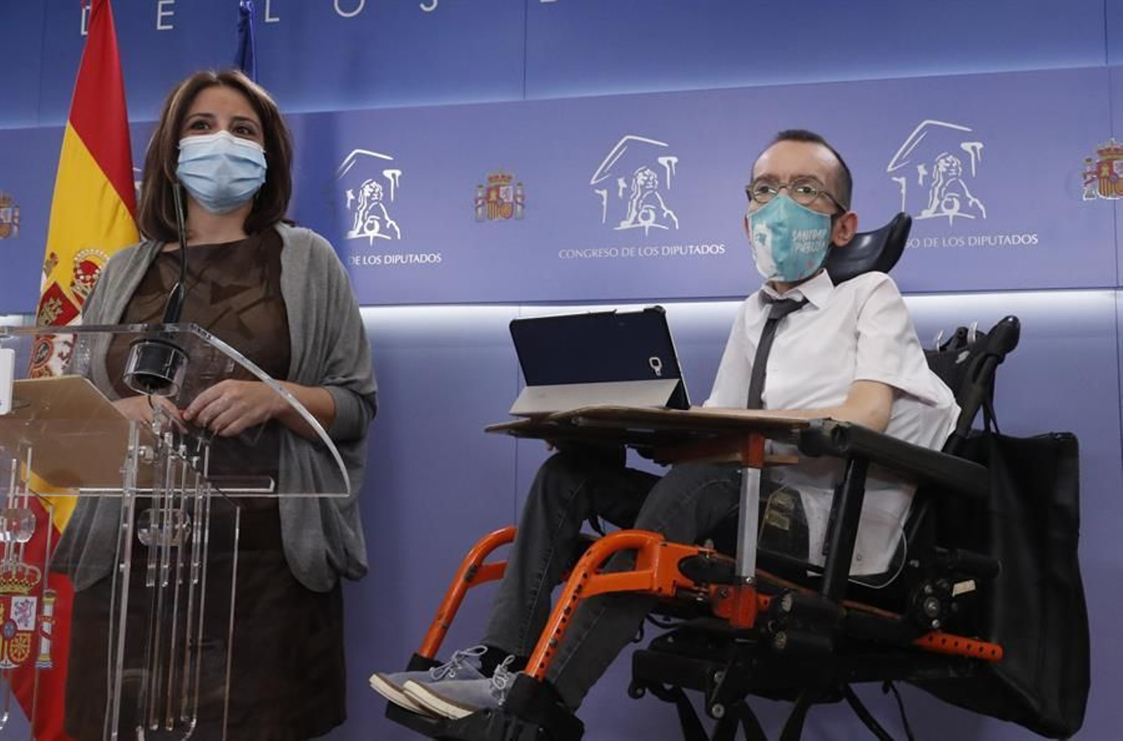 Los portavoces de Unidas Podemos, Pablo Echenique, y del PSOE, Adriana Lastra, durante la rueda de prensa