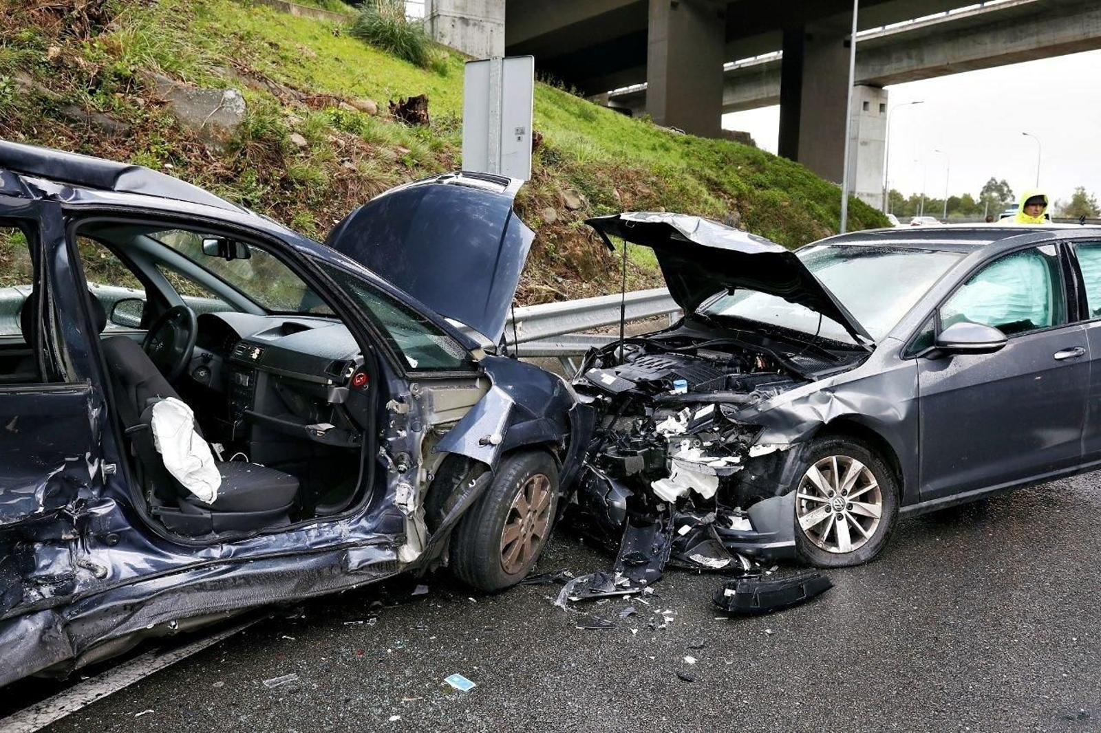 Coches colisionados en la Autovía del Morrazo. // Jorge Santomé