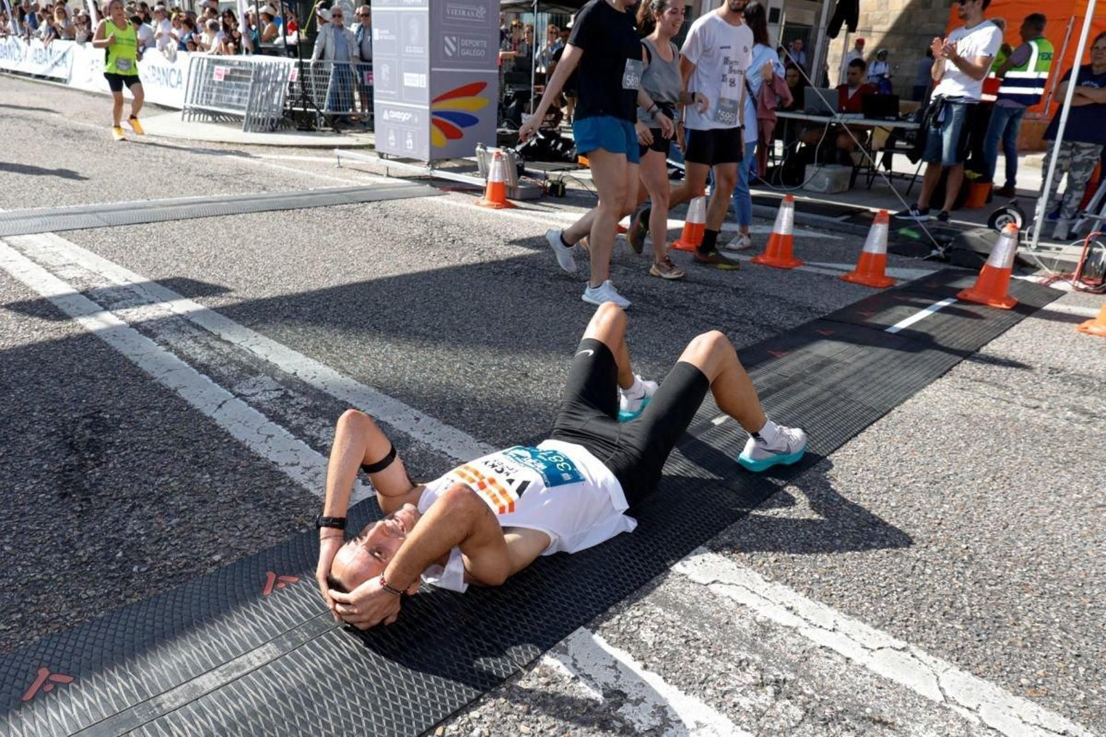 Anxo Castro celebra la victoria tras cruzar la línea de llegada.
