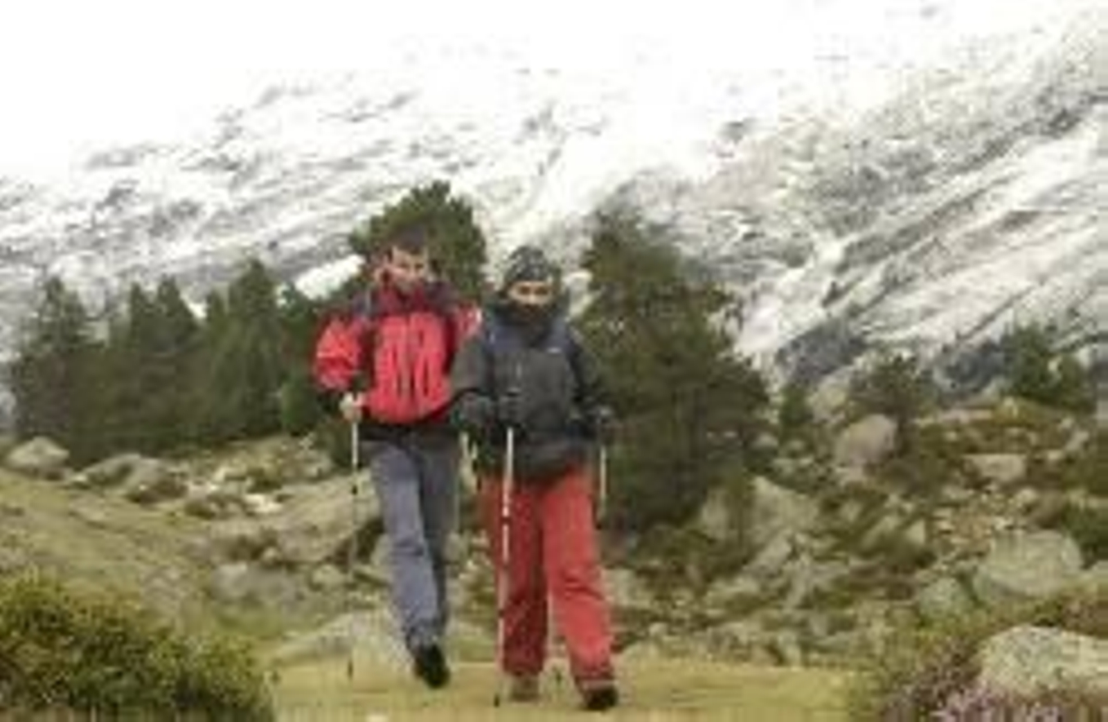 Dos personas recorren una ruta de senderismo.