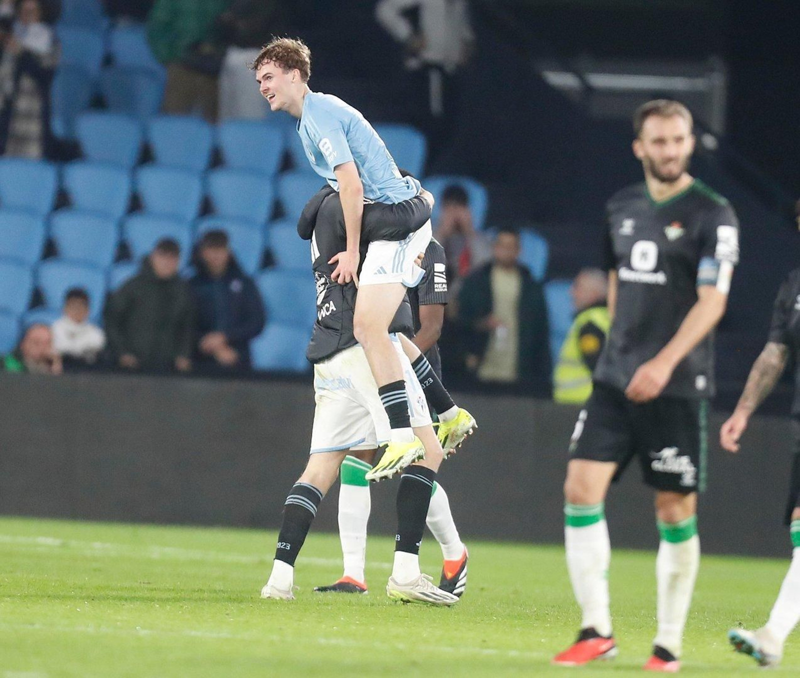 Celebración tras el pitido final.