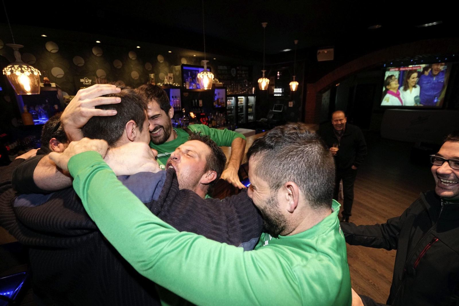 Jugadores del Club Balonmano Alcañiz celebran el cuarto premio