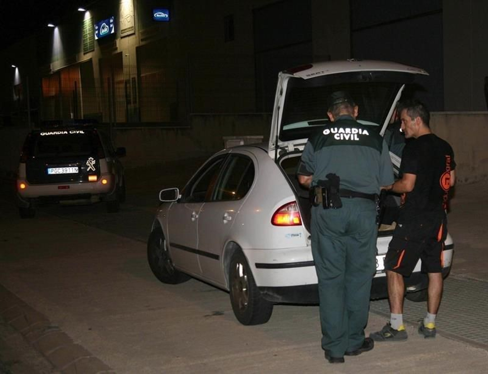 Un agente de la Guardia Civil registra el vehículo de un trabajador de la imprenta