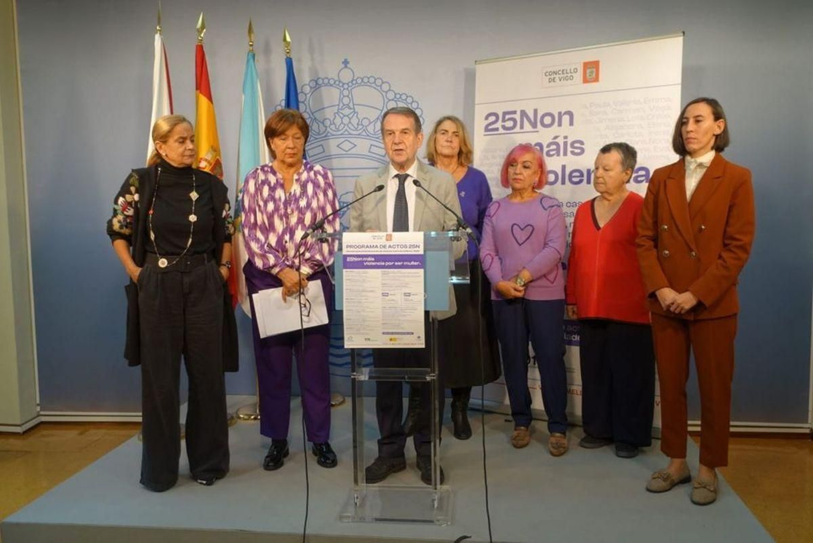 Carmela Silva, Abel Caballero y Ana Laura Iglesias, con integrantes do Consello da Muller.