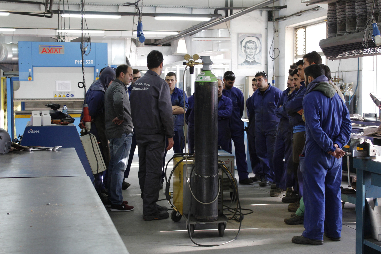 Estudiantes del colegio en una clase práctica.