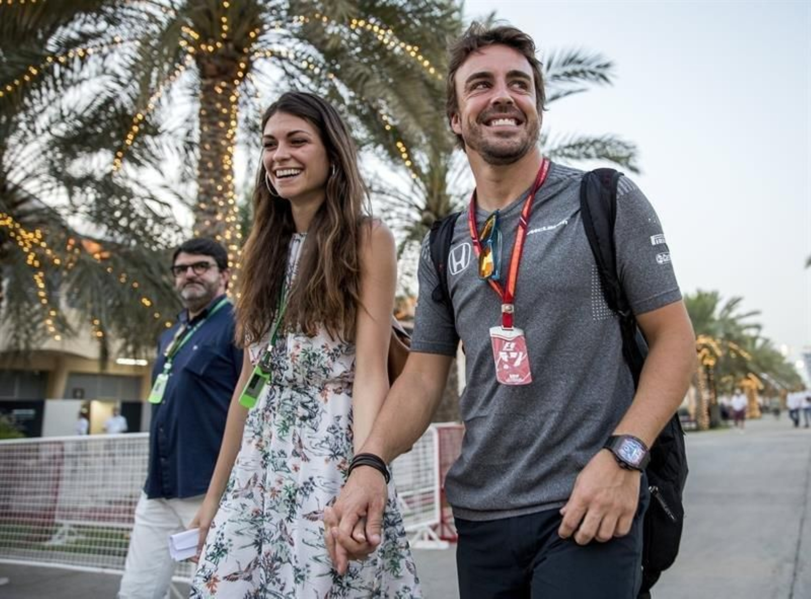 El piloto español de Fórmula Uno, Fernando Alonso, de McLaren-Honda, junto a su novia, Linda Morselli (i)
