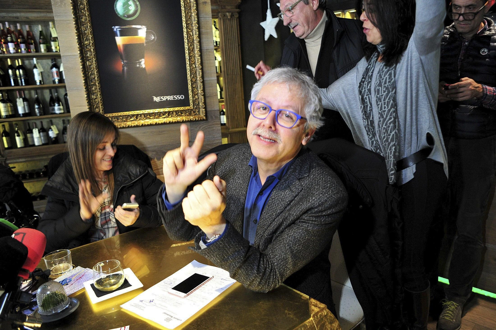 El propietario de la La Bruixa d'Or de Sort, Xavier Gabriel, celebrando los premios.