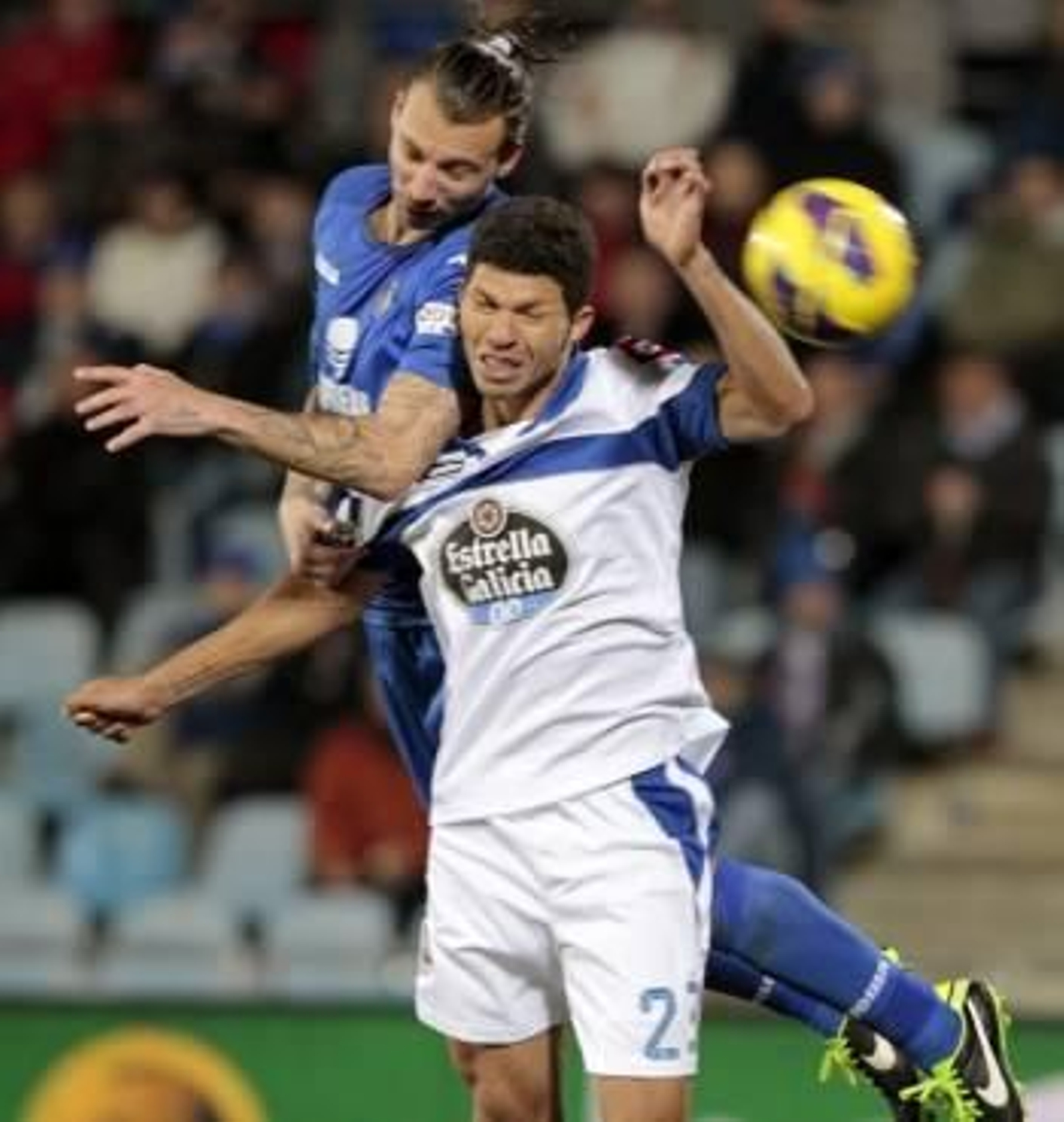 Kaká pelea la pelota con Alexis. (Foto: ALBERTO MARTÍN)
