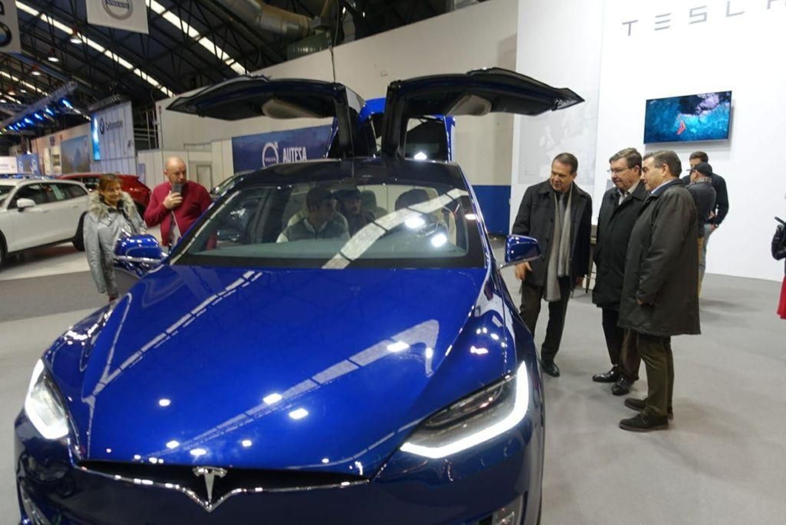 Caballero, con Font y José Enrique Elvira, ayer en la jornada de clausura del Salón del Automóvil.