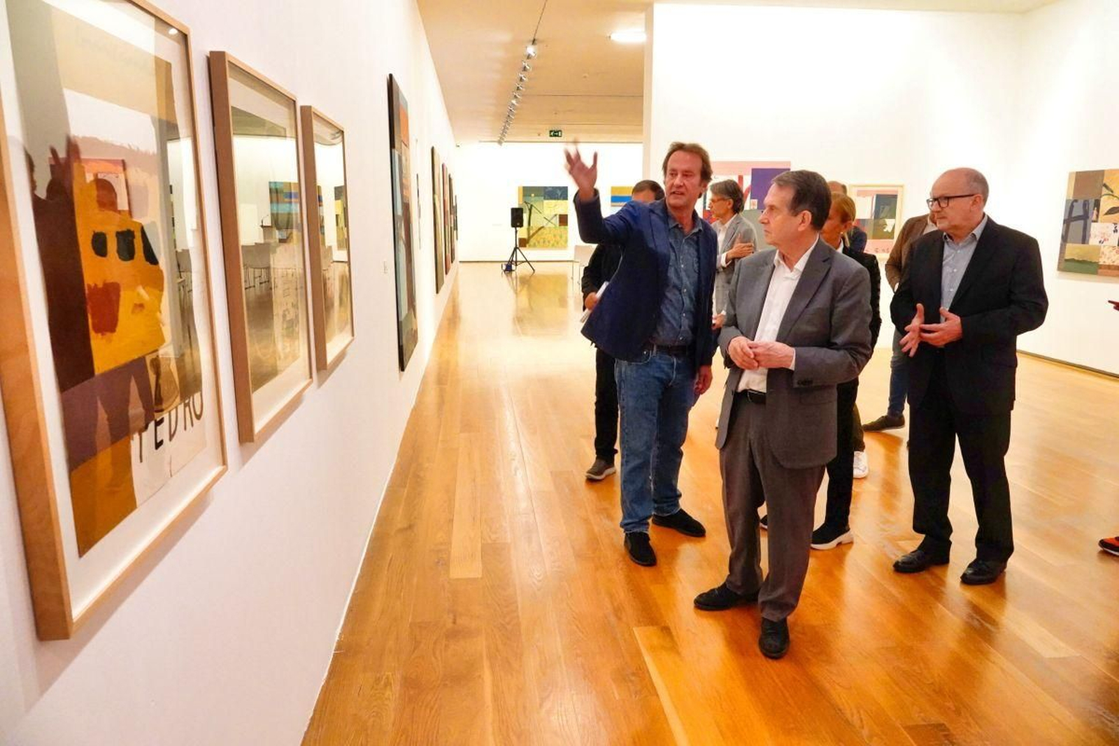 Marcos Giralt Torrente mostró al alcalde Abel Caballero la obra de su padre en una exposición monográfica que permanecerá en el Marco hasta el 25 de febrero.