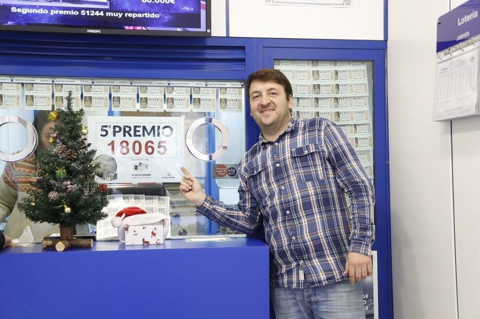 Rafael Acea muestra el número premiado ayer, que vendió a un amigo.