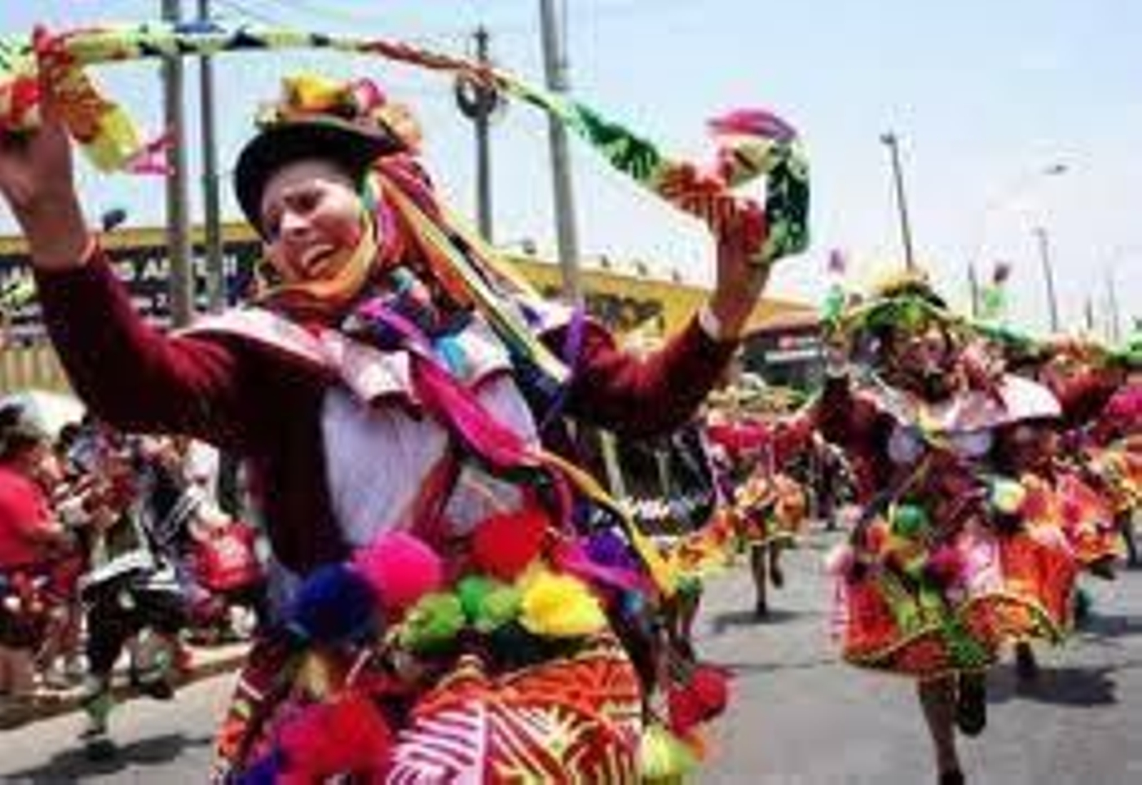 Un grupo de personas disfrazadas.