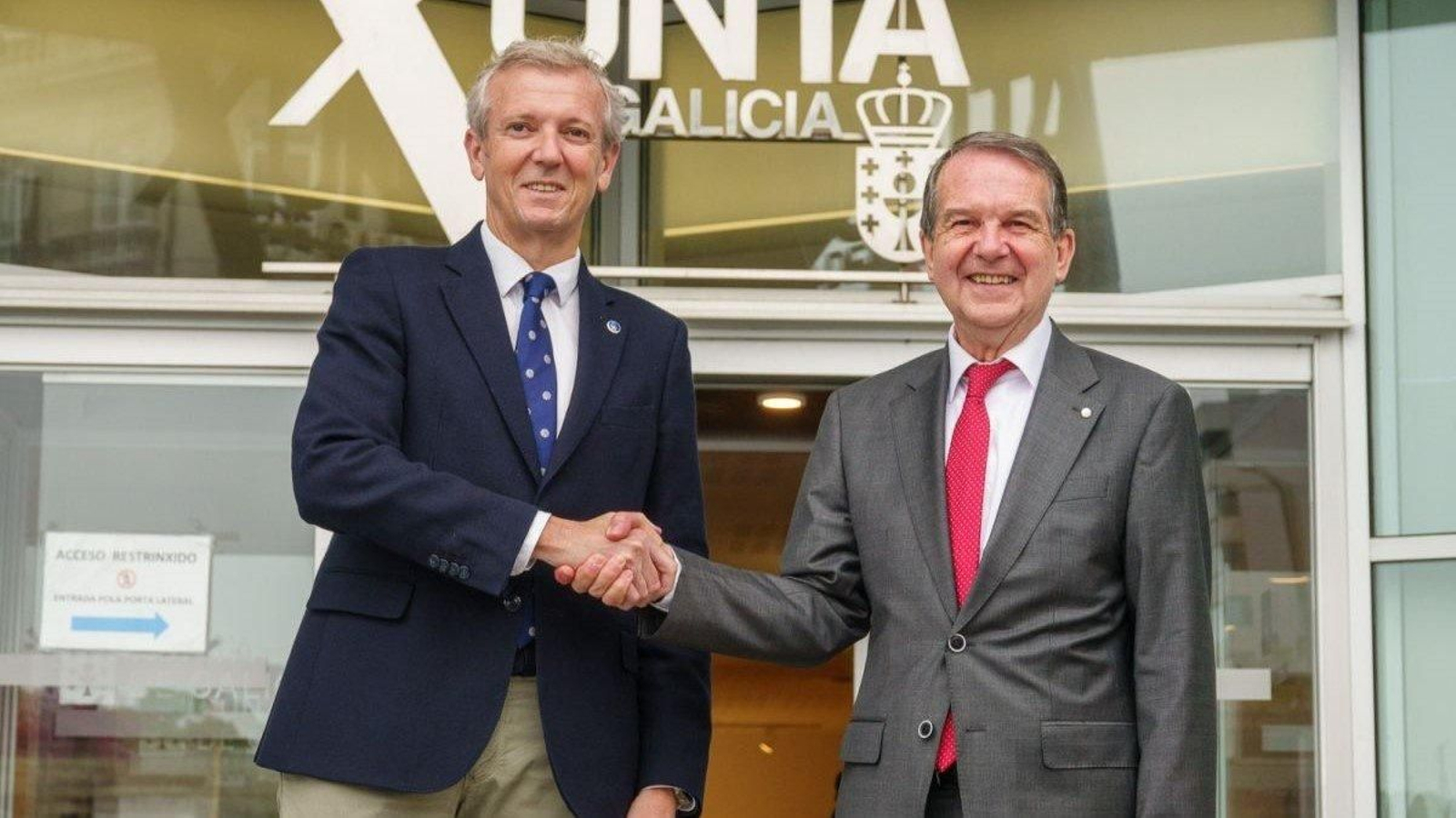 El presidente de la Xunta, Alfonso Rueda, y el alcalde de Vigo, Abel Caballero, se saludan antes de ia reunión en la delegación del Gobierno autonómico.