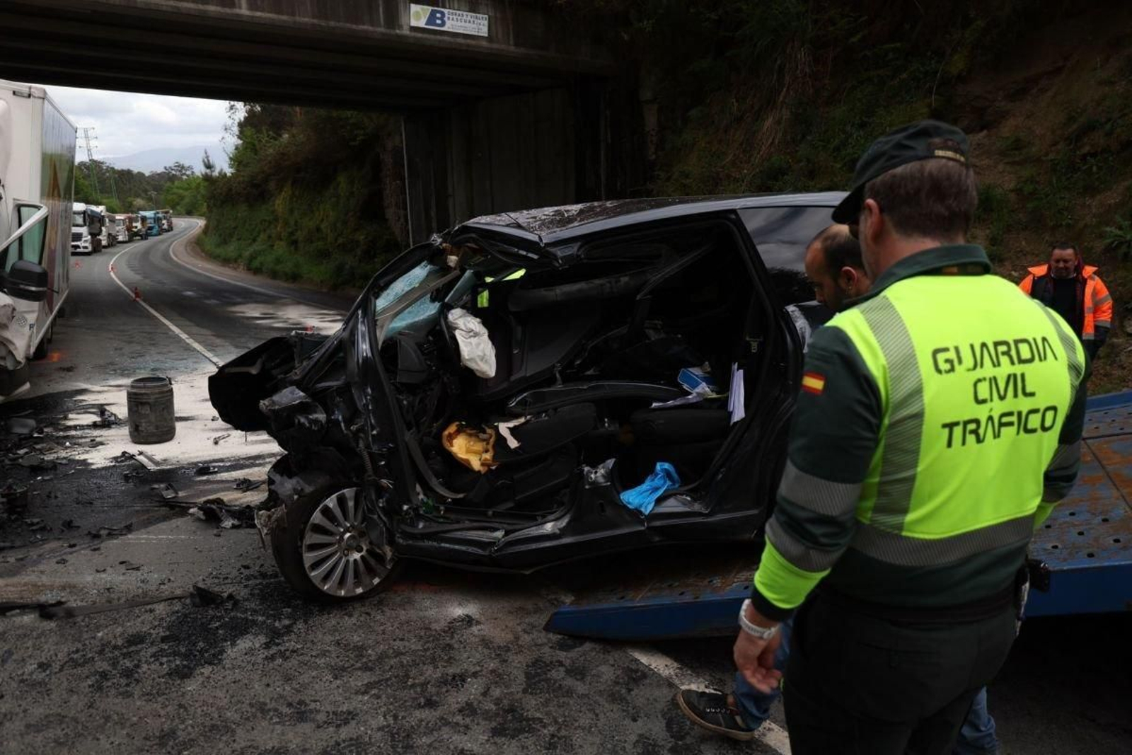 El turismo donde falleció la última víctima mortal de la PO-510 quedó totalmente destrozado por el impacto.