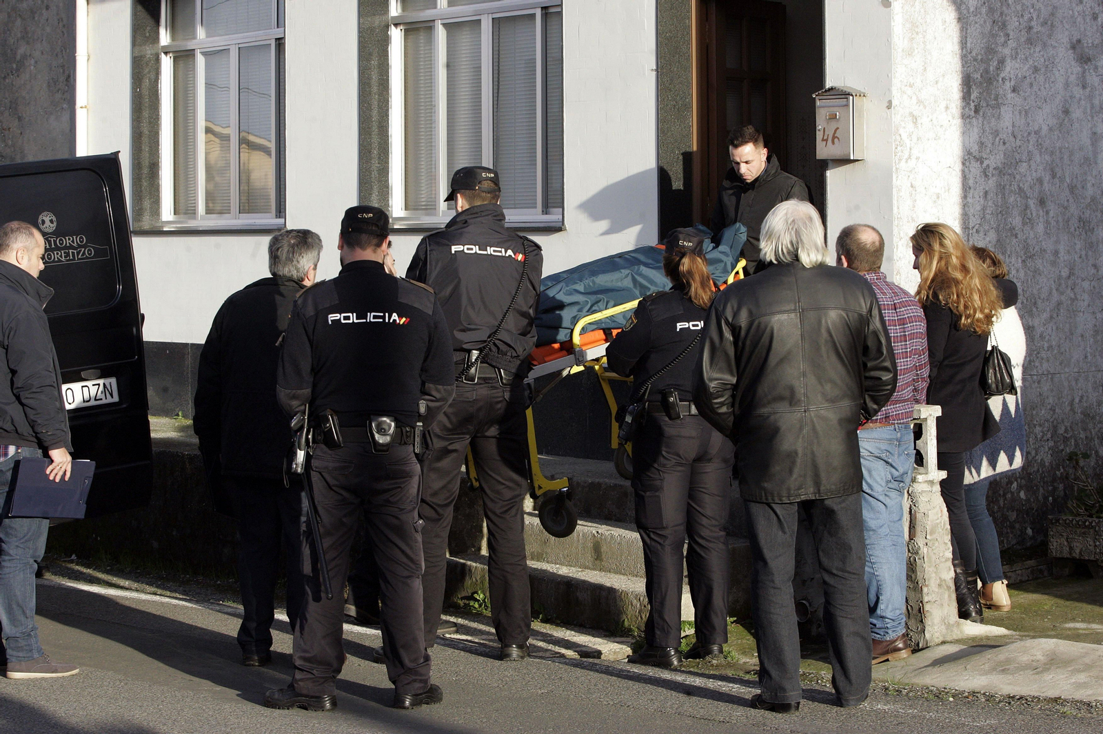 Operarios de la funeraria, sacando el cuerpo de la víctima del domicilio de Narón, en diciembre de 2015.