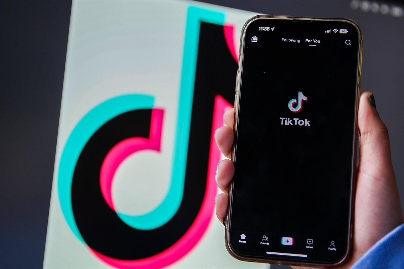 TikTok en un teléfono. // EP