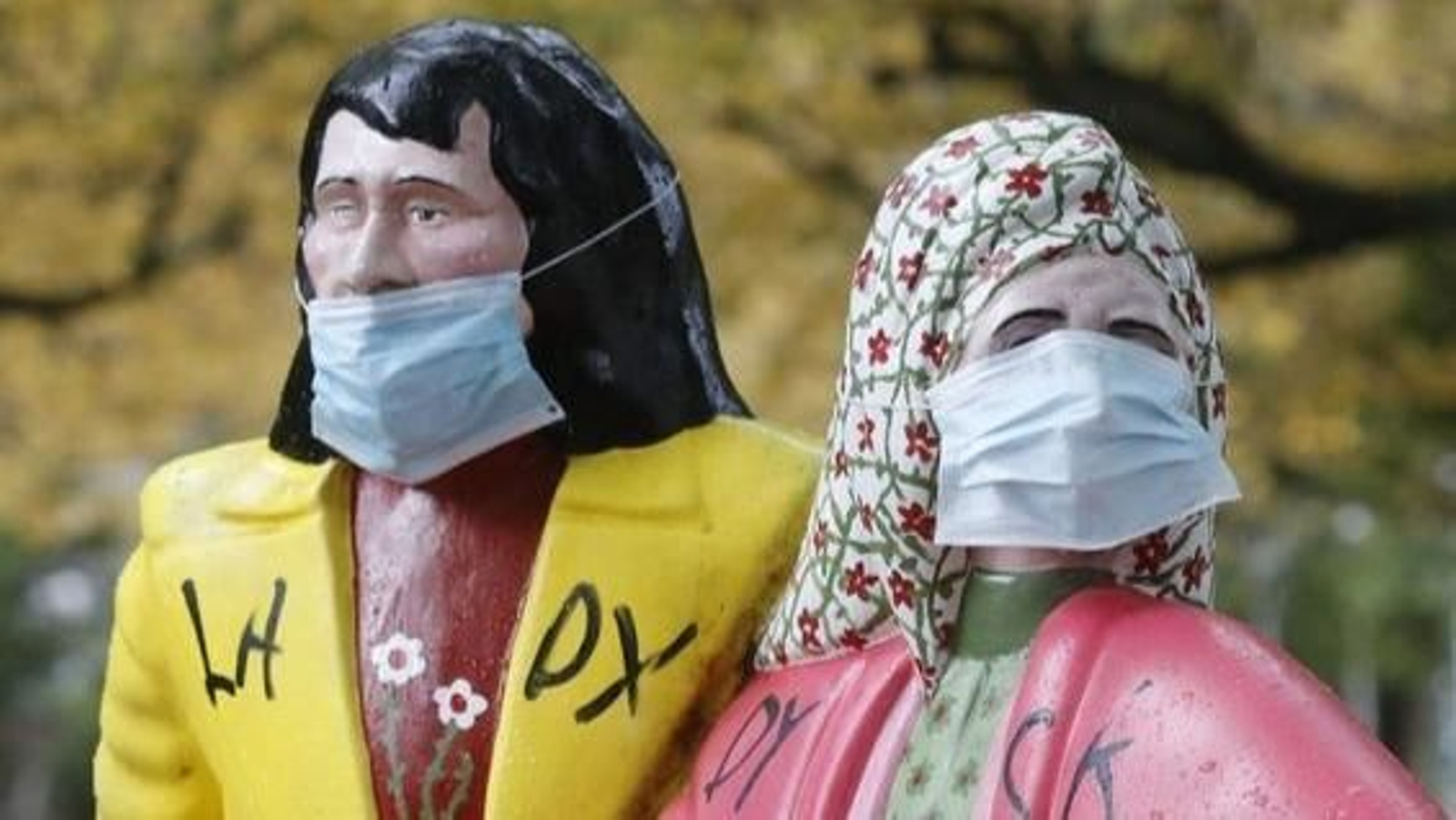 Las "dos Marías" de Santiago, ataviadas con mascarillas.