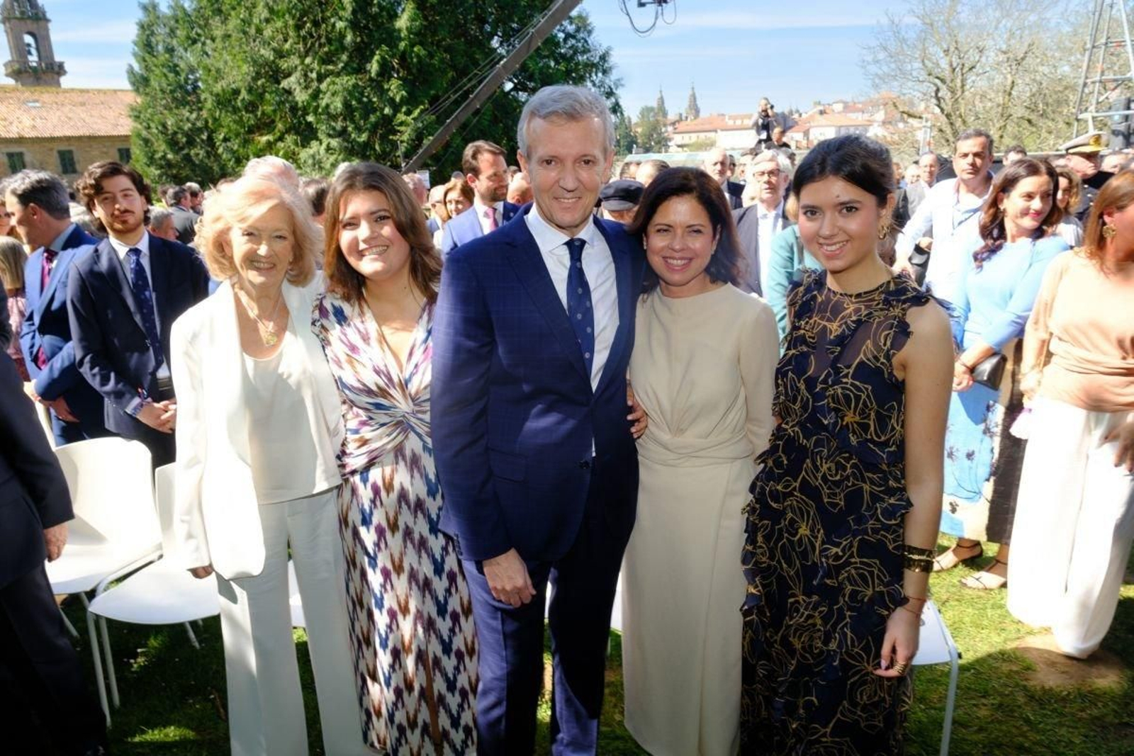 El presidente de la Xunta, Alfonso Rueda, ayer durante su toma de posesión en San Domingos de Bonaval, acompañado de su madre, su mujer y sus dos hijas.