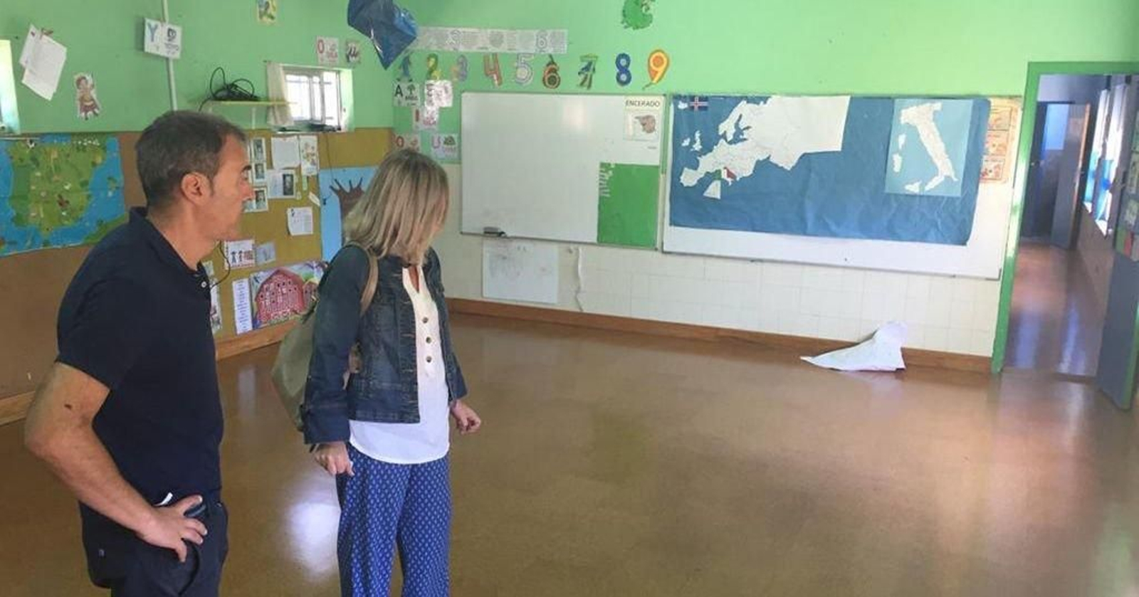 El alcalde, Enrique Caballero, y la concejala de Ensino, visitaron los centros beneficiados.