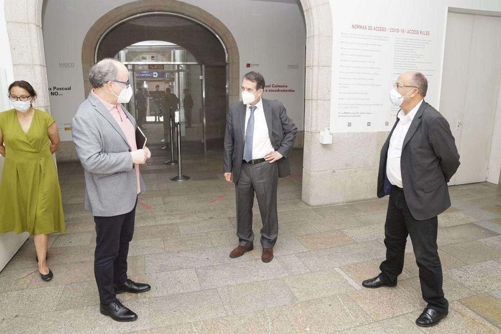 El alcalde Abel Caballero acudió acompañado por el concejal de Cultura, Abel Losada al Marco, donde los recibió su director del museo, Miguel Fernández Cid.            El Marco colocó mamparas y códigos QR para evitar las hojas de exposición.