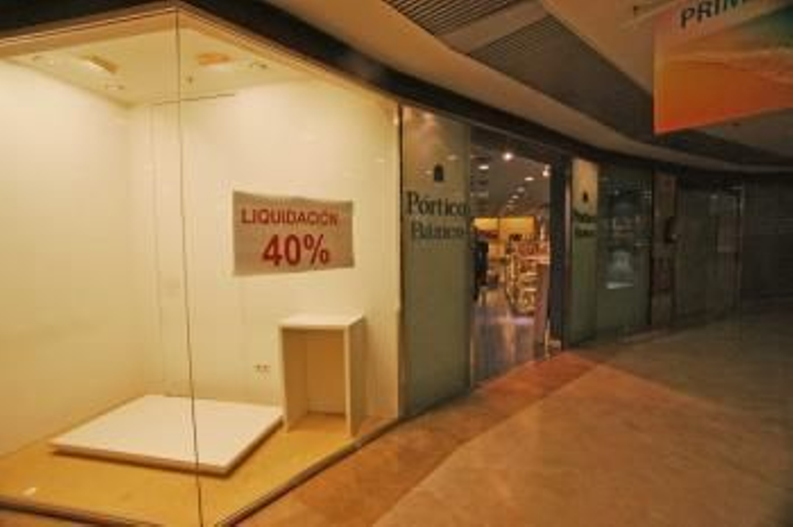 La tienda de Pórtico en la plaza Elíptica de Vigo, cerrando.