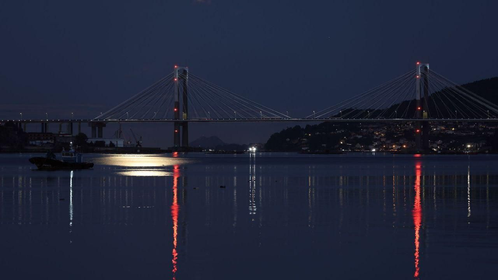La superluna invadió anoche la ría de Vigo. // Alberte