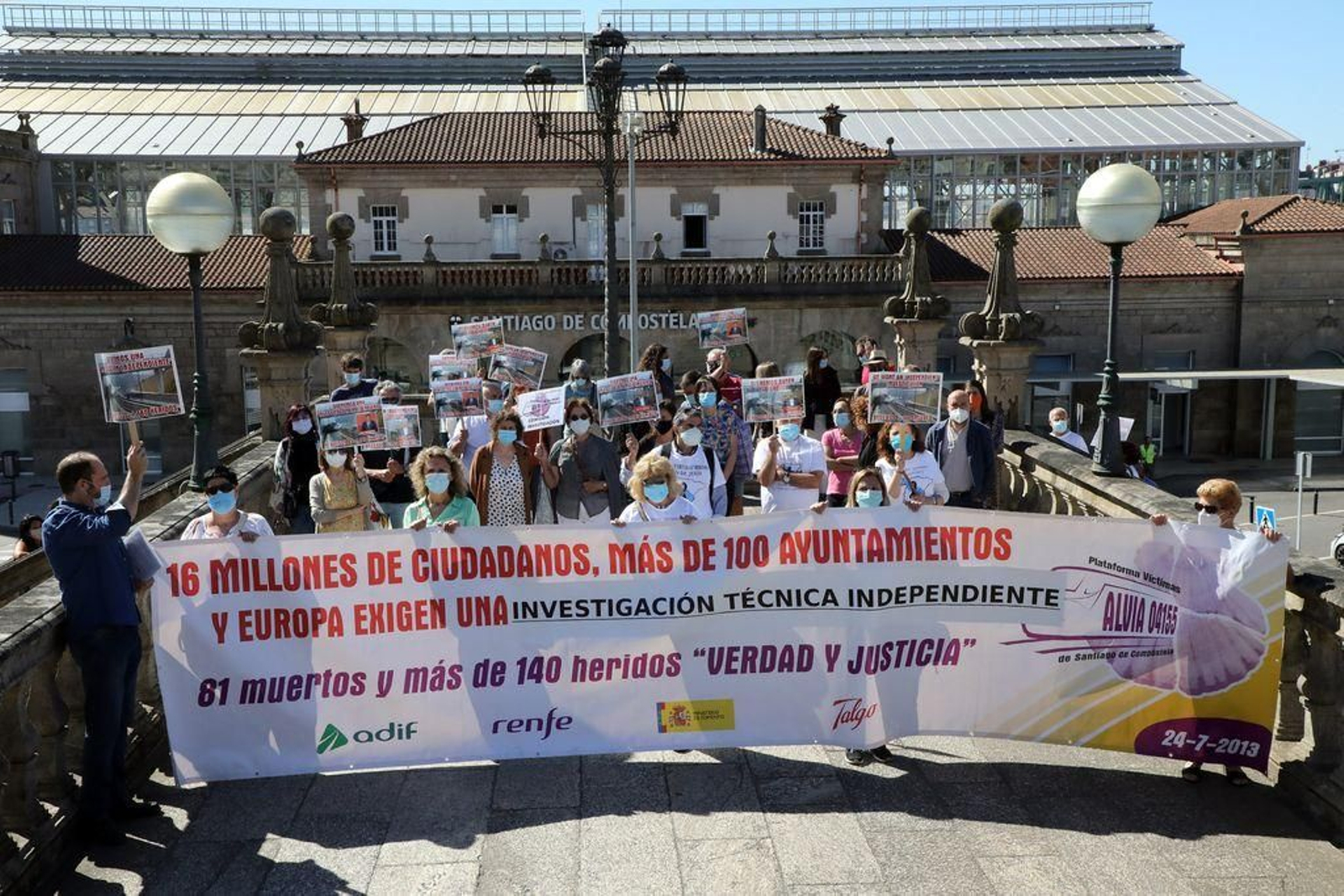 Los representantes del colectivo posan ante la estación de ferrocarril de Santiago de Compostela.