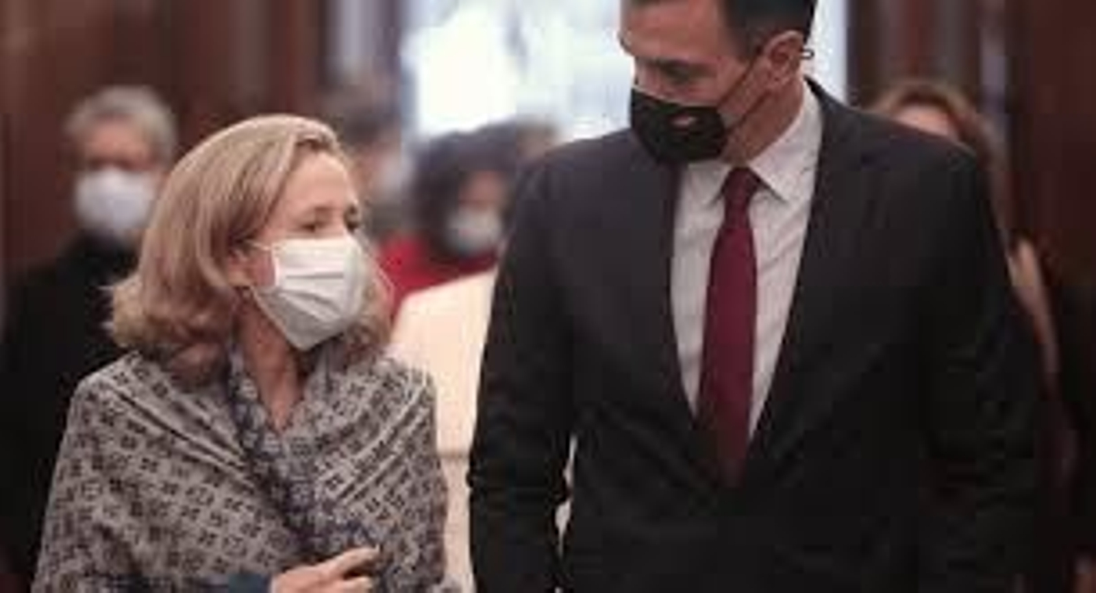 El presidente del Gobierno, Pedro Sánchez, y la vicepresidenta tercera y ministra de Asuntos Económicos y Transformación Digital, Nadia Calviño.