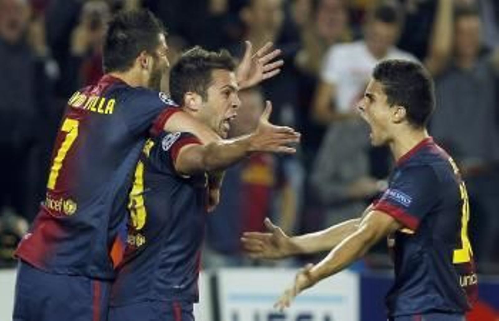 Jordi Alba celebra junto a Villa y Bartra el gol que dio la victoria al Barcelona frente al Celtic.