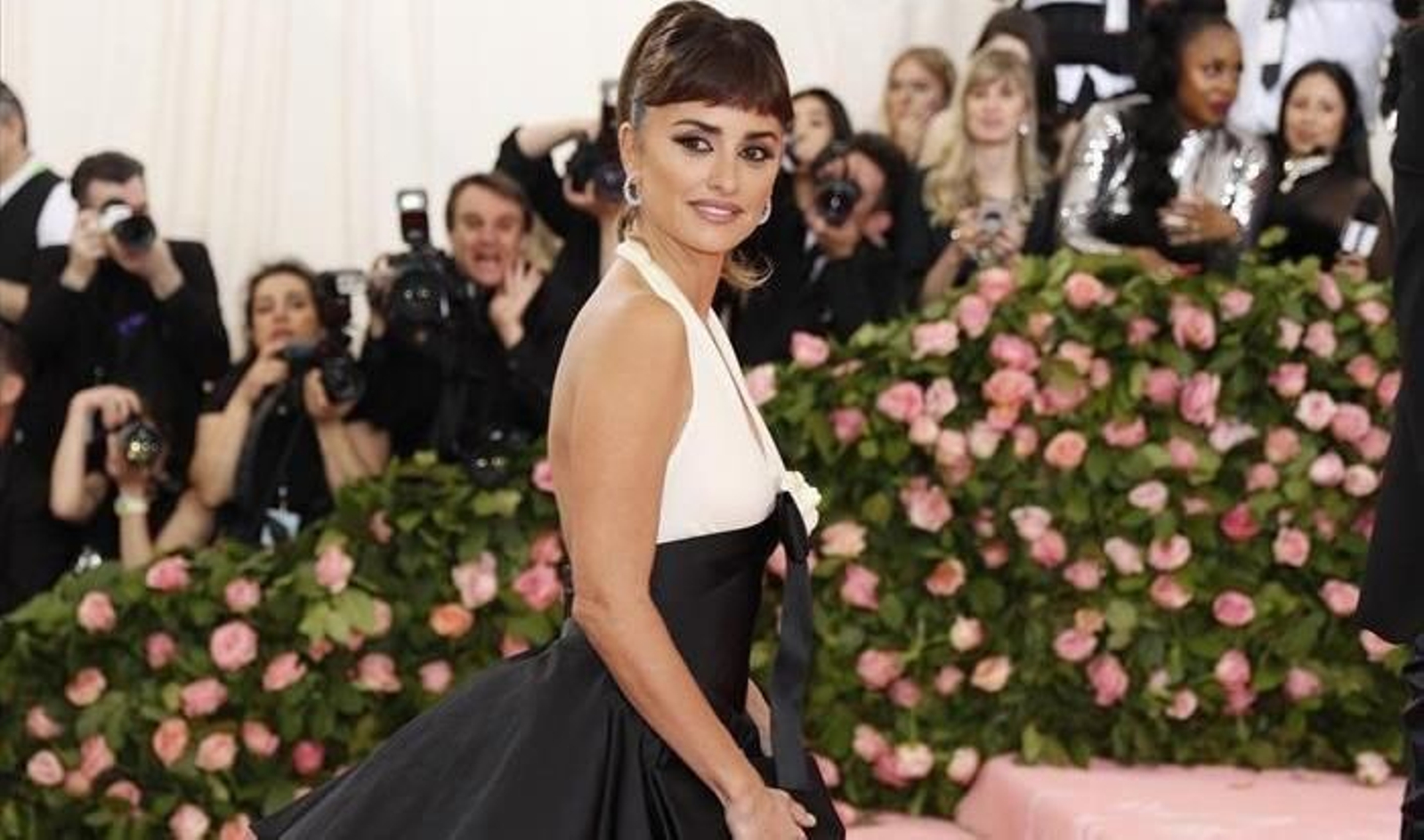 Penelope Cruz llegando a la alfombra roja de la Gala Met.