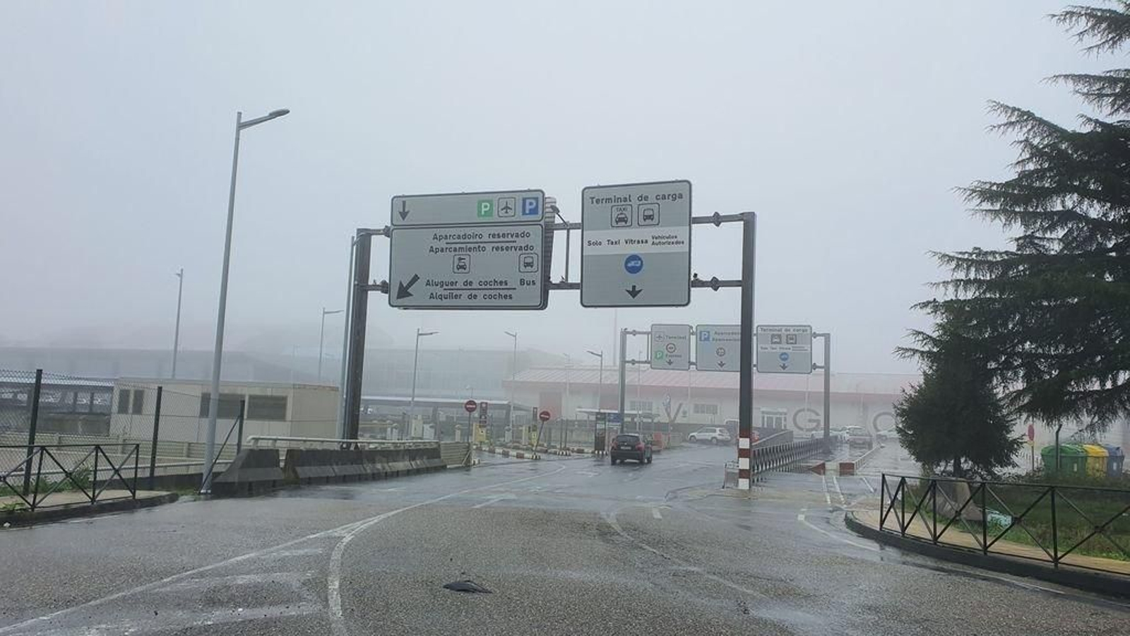 La niebla cubría ayer el aeropuerto vigués, como en las jornadas más complicadas.