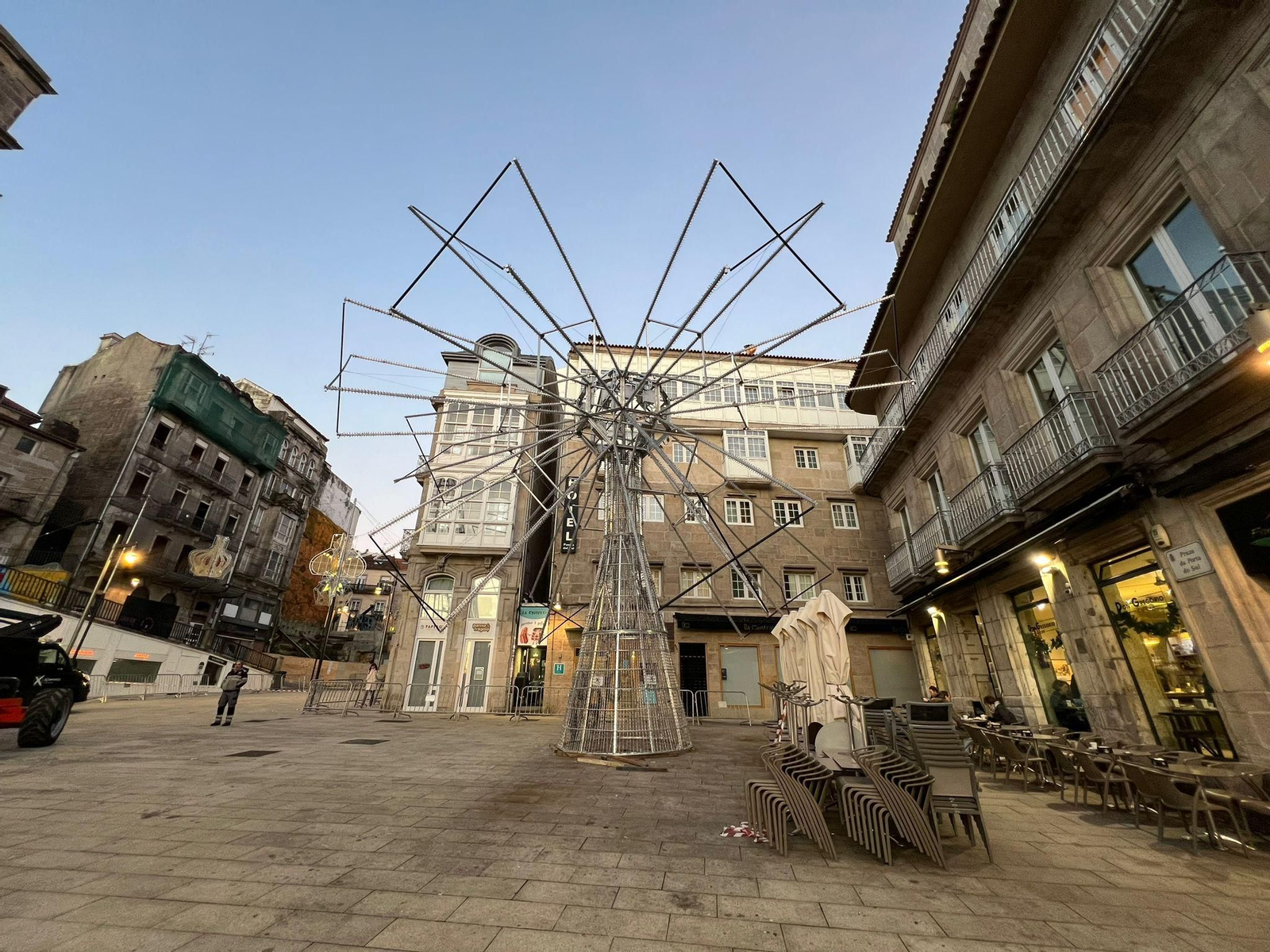 La gran estrella que culmina el árbol de Vigo.