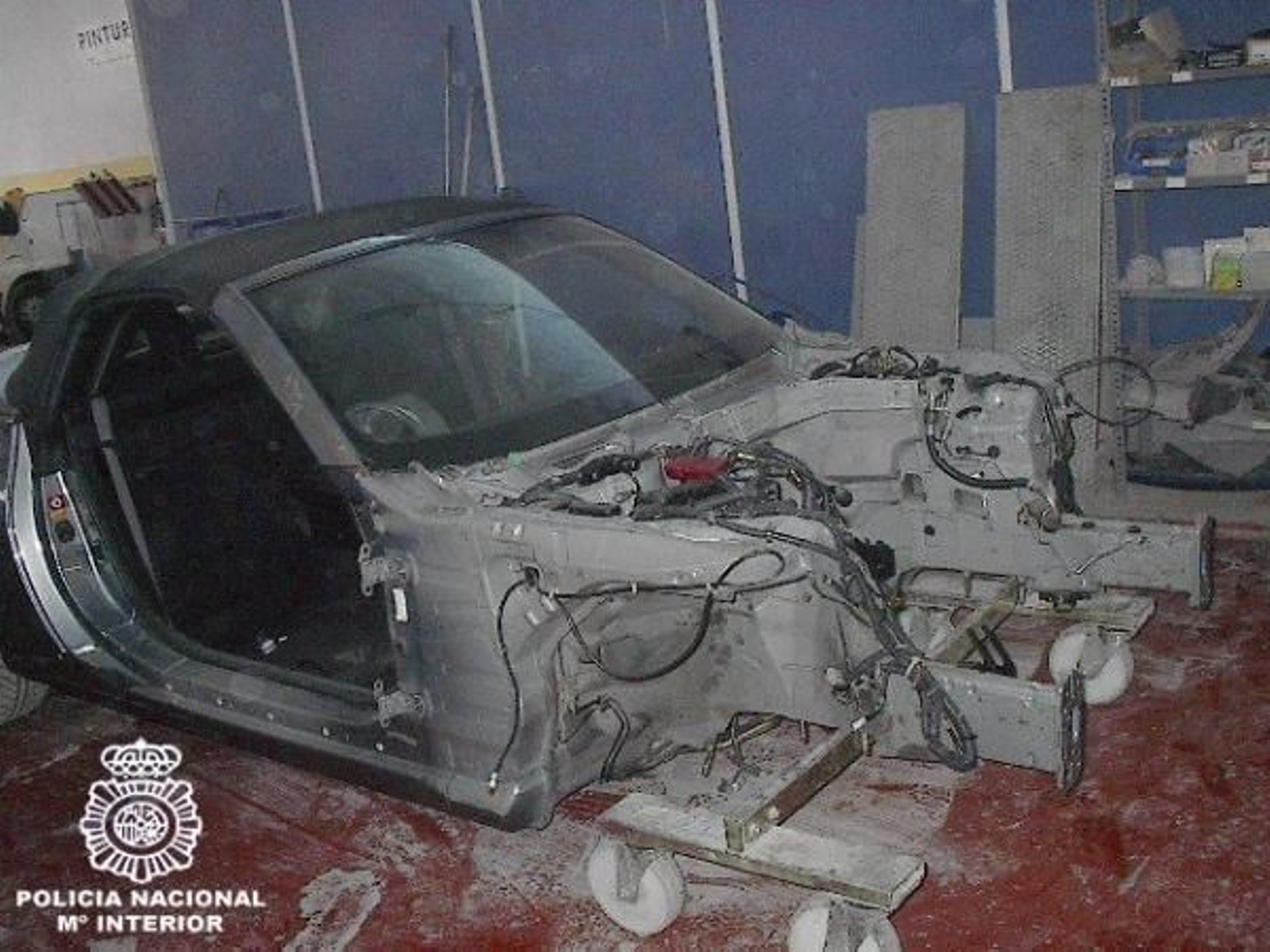 Un coche parcialmente desguazado.