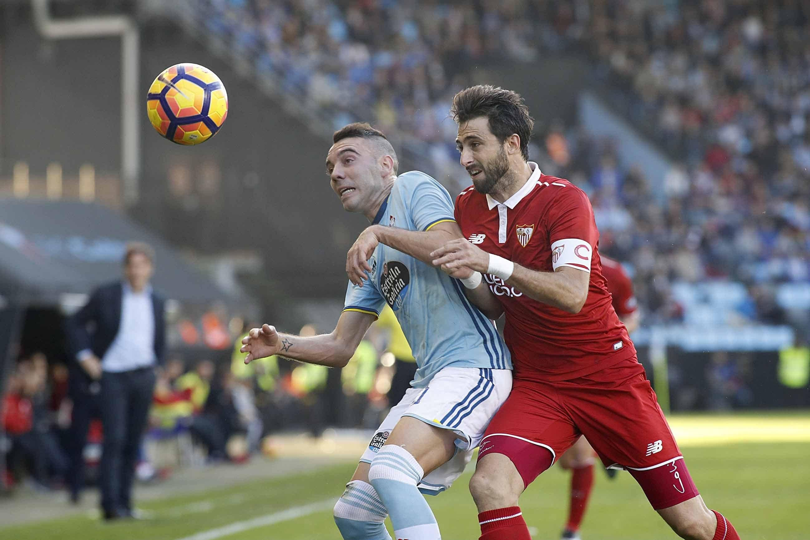 El céltico Iago Aspas disputa un balón en el partido disputado ayer en el estadio de Balaídos.