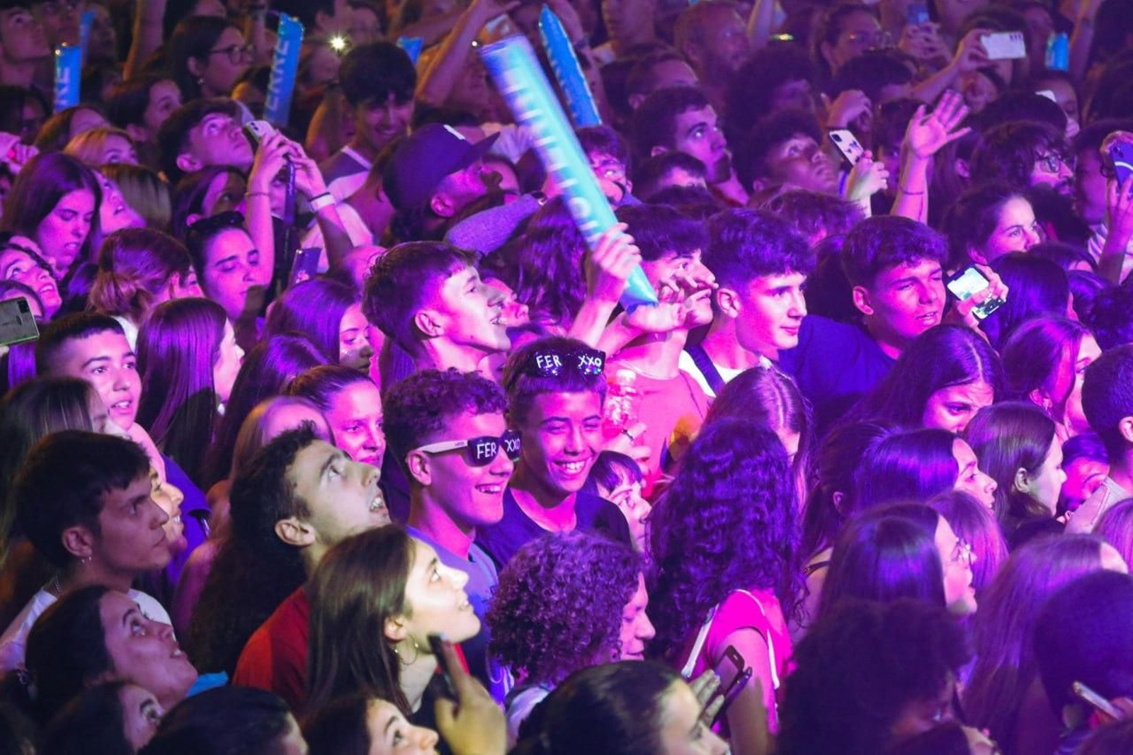 Público gozando dunha verbena.