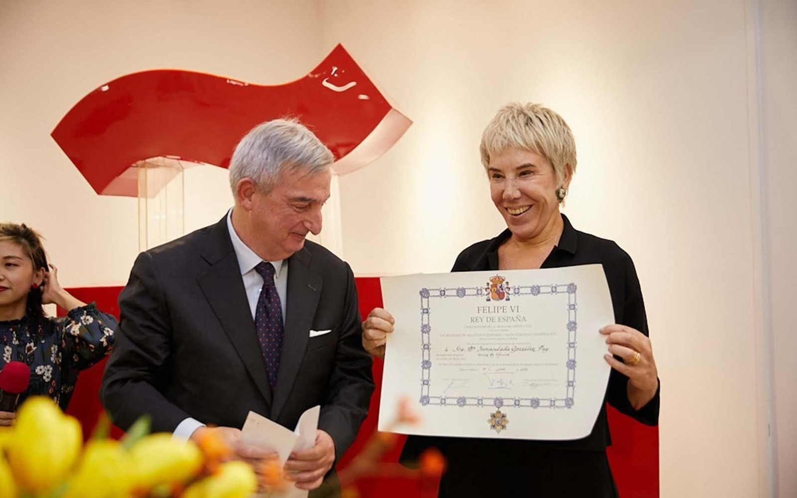 La directora de la Biblioteca Miguel de Cervantes de Shanghái, Inmaculada González Puy (d), recibió la Cruz de Oficial de la Orden del Mérito Civil, una condecoración con la que el Ministerio de Asuntos Exteriores de España reconoce a los funcionarios por sus servicios prestados al Estado. EFE/ Instituto Cervantes