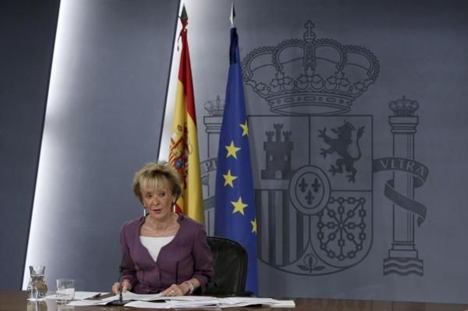 La vicepresidenta primera del Gobierno, María Teresa Fernández de la Vega durante su comparecencia. (Foto: Emilio Naranjo)