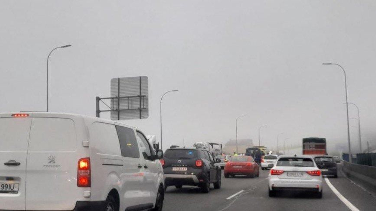 Vehículos retenidos en la AP-9 por un accidente.