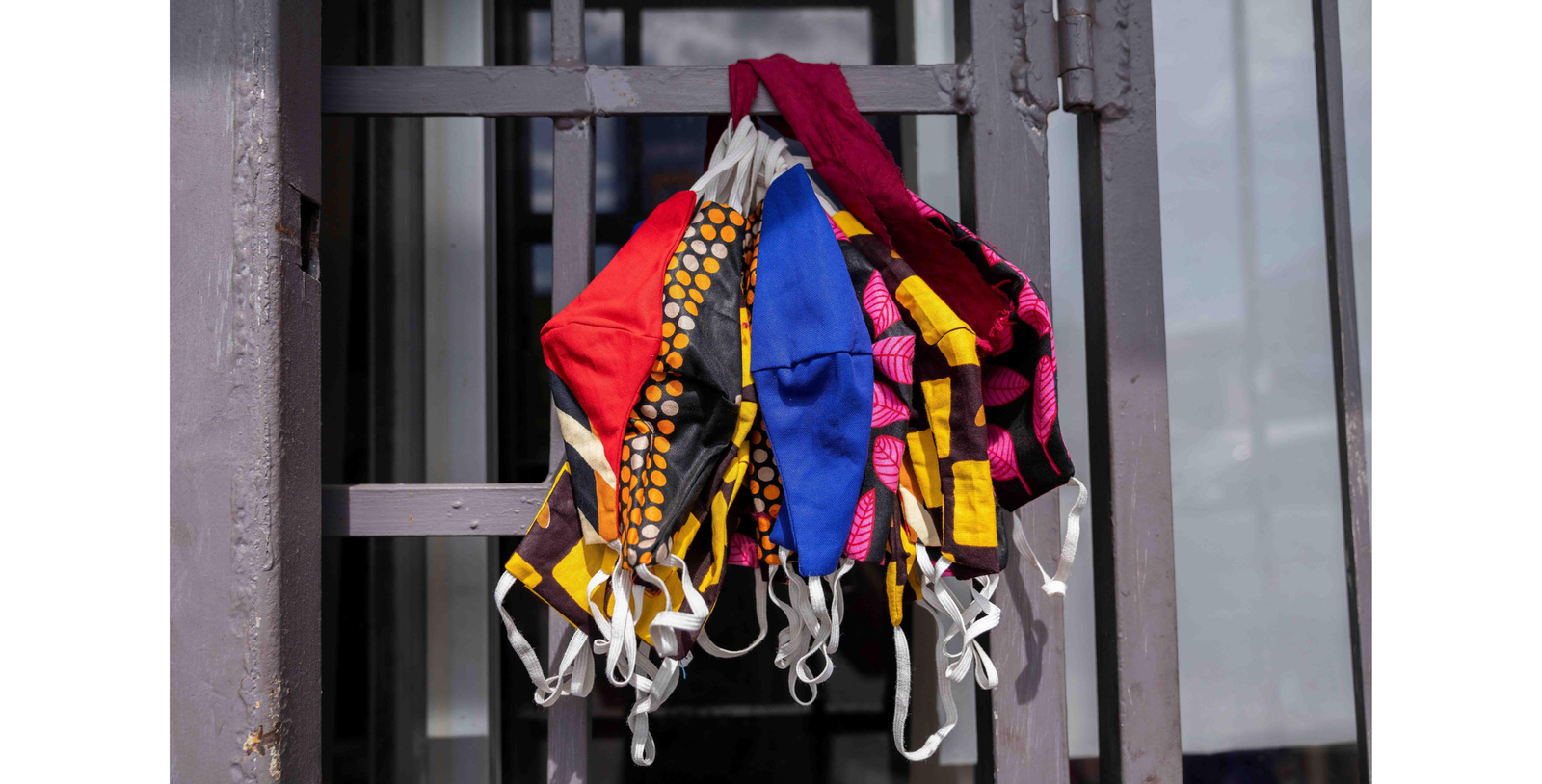 Máscaras hechas de tela africana tradicional, a la venta en un comercio en Ciudad del Cabo, Sudáfrica. EFE/ Nic Bothma