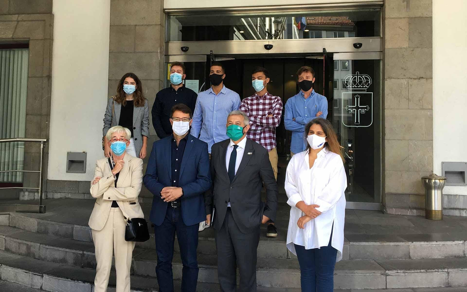 De izquierda a derecha, la directora de Asturex, Teresa Vigón; el consejero de Industria, Empleo y Promoción Económica, Enrique Fernández; el rector de la Universidad de Oviedo, Santiago García Granda, y la directora  de la Fundación Universidad de Oviedo, Cecilia Bethencourt, acompañados en la 2ª fila por los becados