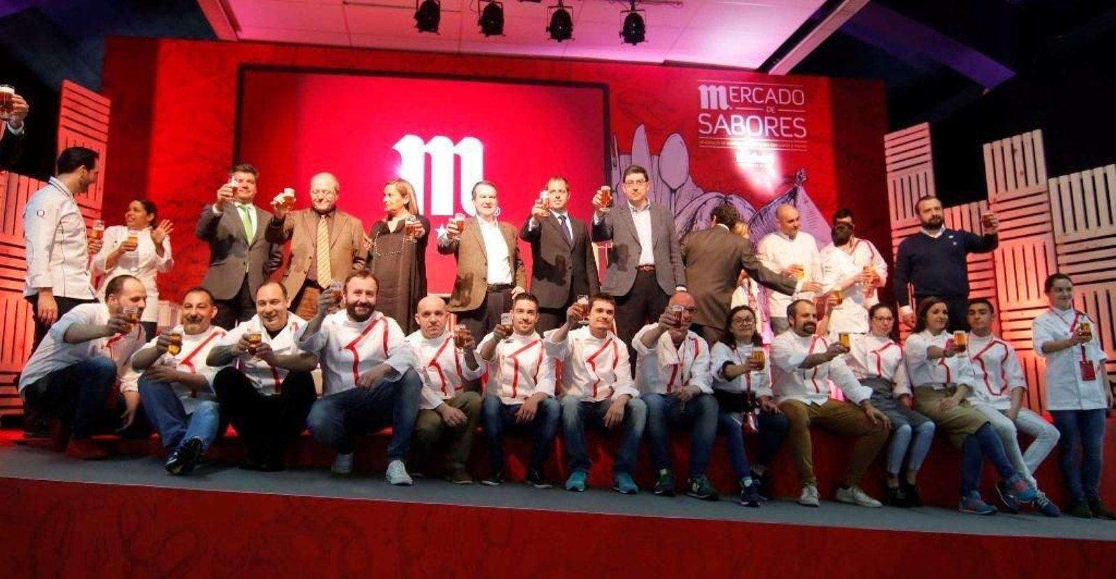 Doce establecimientos que participan en la iniciativa brindaron ayer con cerveza Mahou en la inauguración del evento.