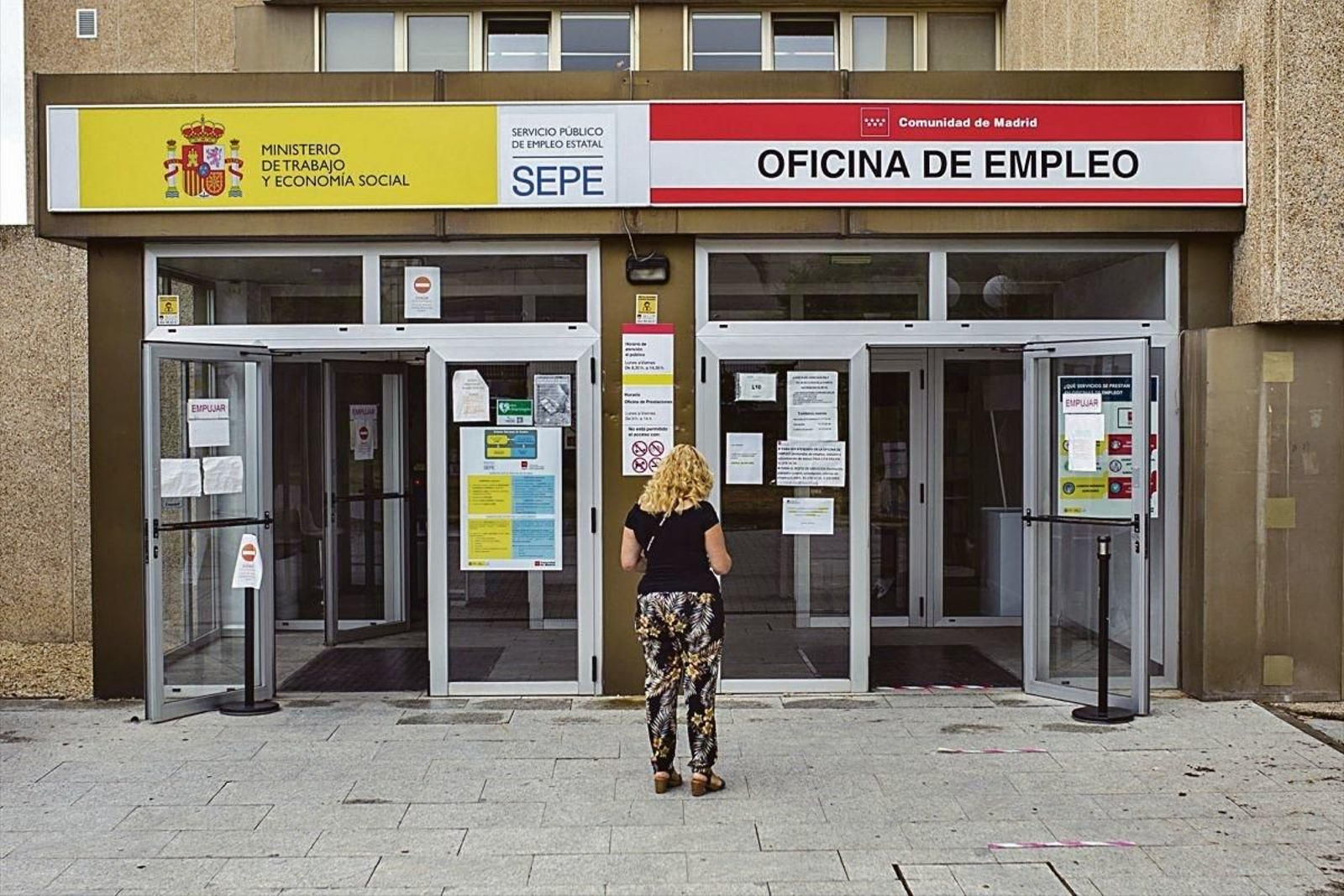 Una mujer accede a una oficina de empleo en la Comunidad de Madrid