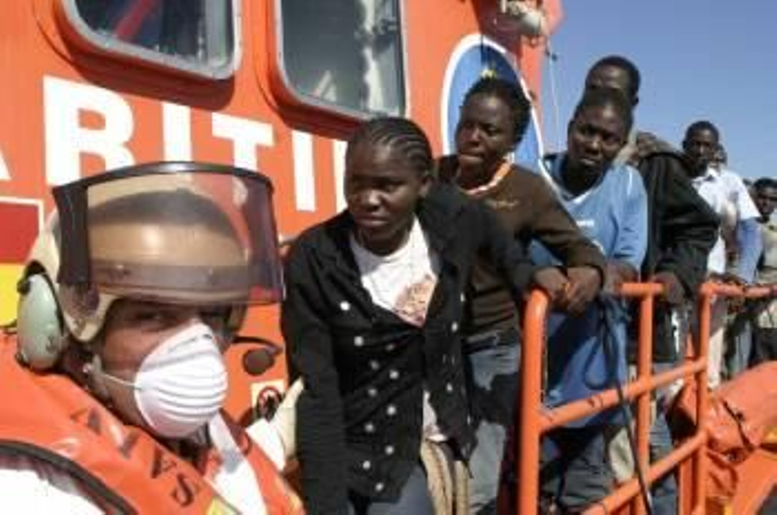 Varios inmigrantes son atendidos por Cruz Roja a su llegada a Motril. (Foto: Paquet)