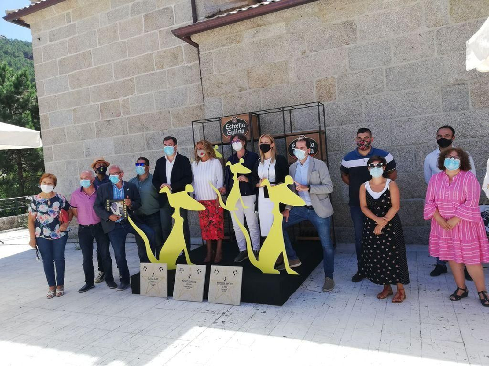 En primer plano las 3 Estrelas de Cans 2020 para Oliver Laxe,  Manane Rodríguez y Benedicta Sánchez.