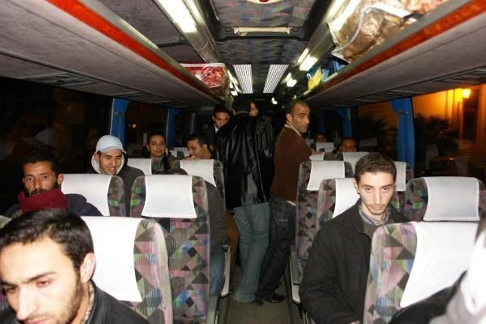 Viajeros de la caravana que unirá Nador con Ceuta.