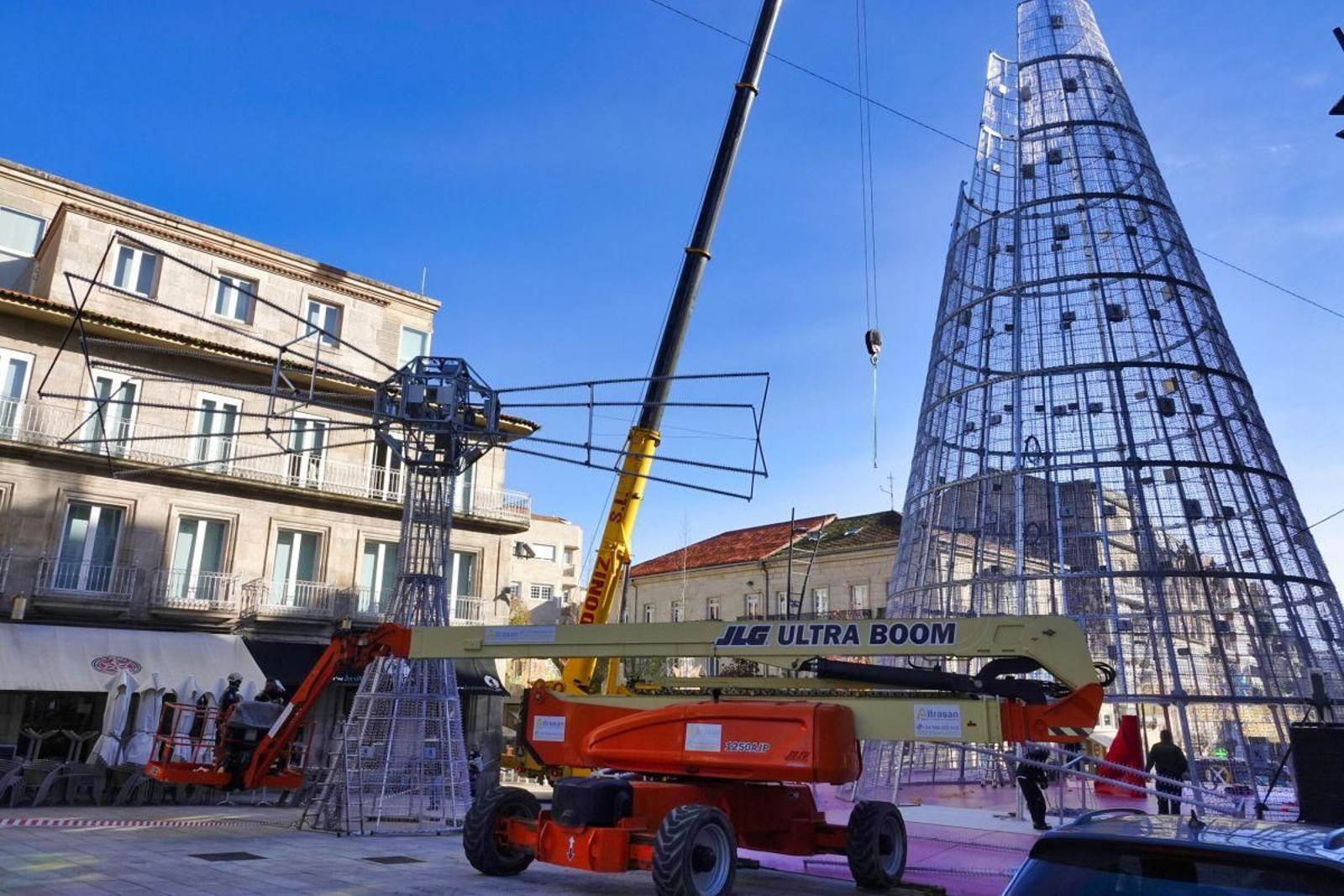 Los trabajos de instalación de la estrella que coronará el árbol de Navidad en Porta do Sol.