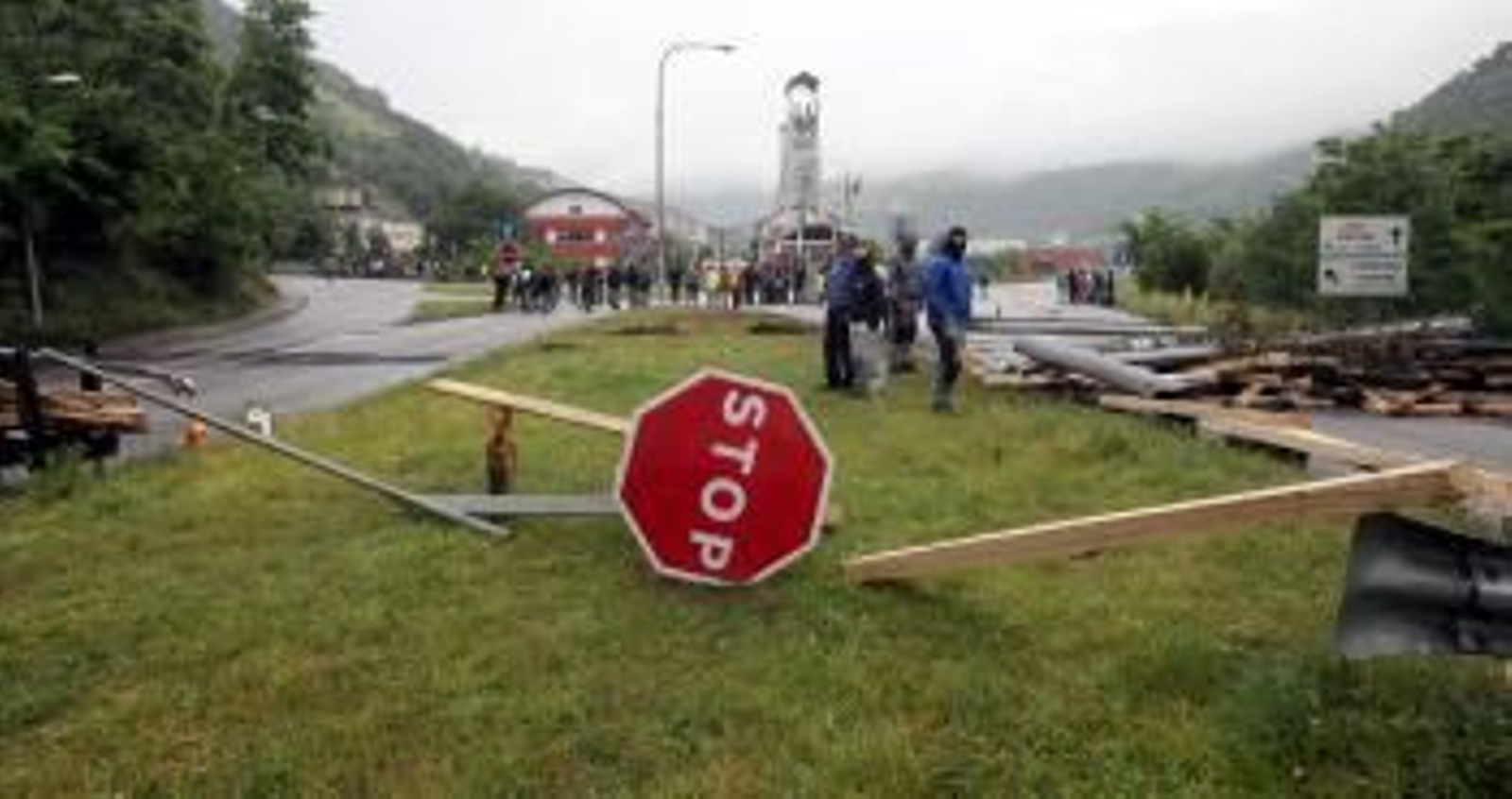 Barricadas que cortan el tráfico en el entorno del pozo Santiago en Aller, en Asturias, donde permanecen encerrados tres mineros desde hace veintiún días.