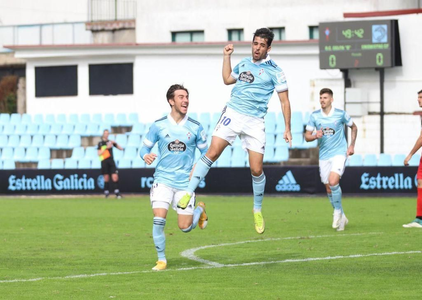Solís celebra el gol que marcó en el anterior partido del Celta B en Barreiro, ante el Unionistas.